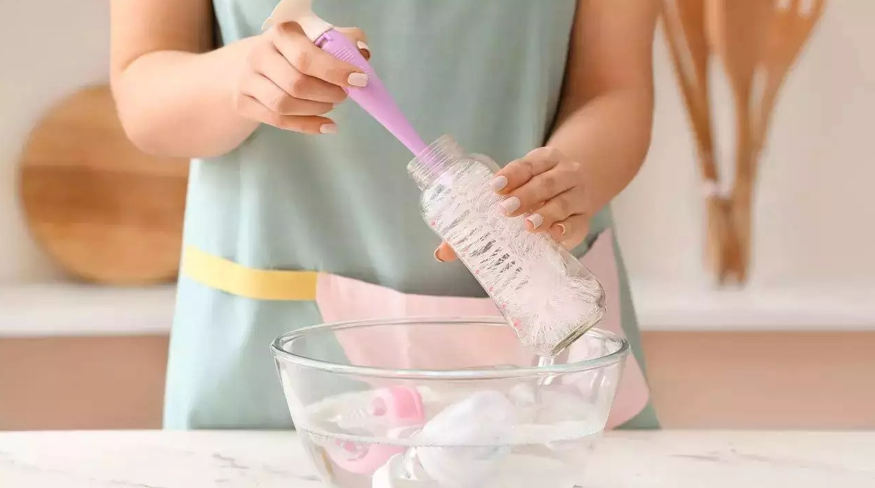 پاك كردن رسوب آب از شیشه گلدان