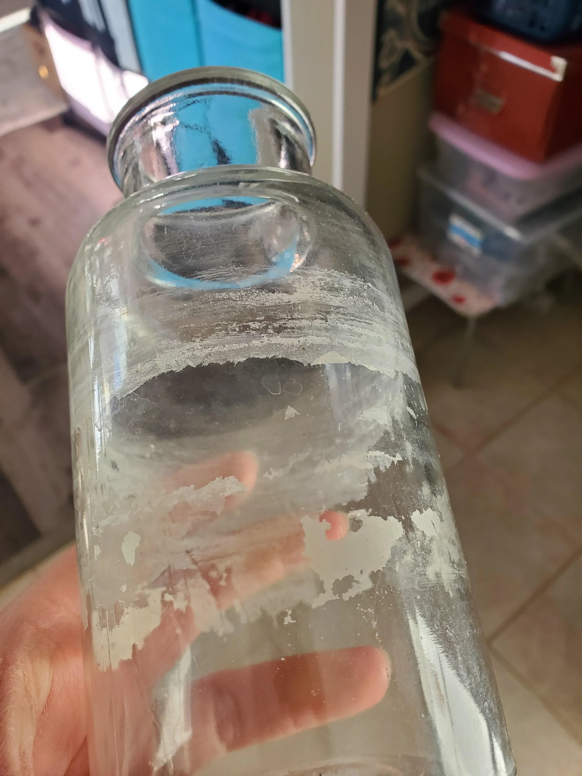 پاك كردن رسوب آب از شیشه گلدان