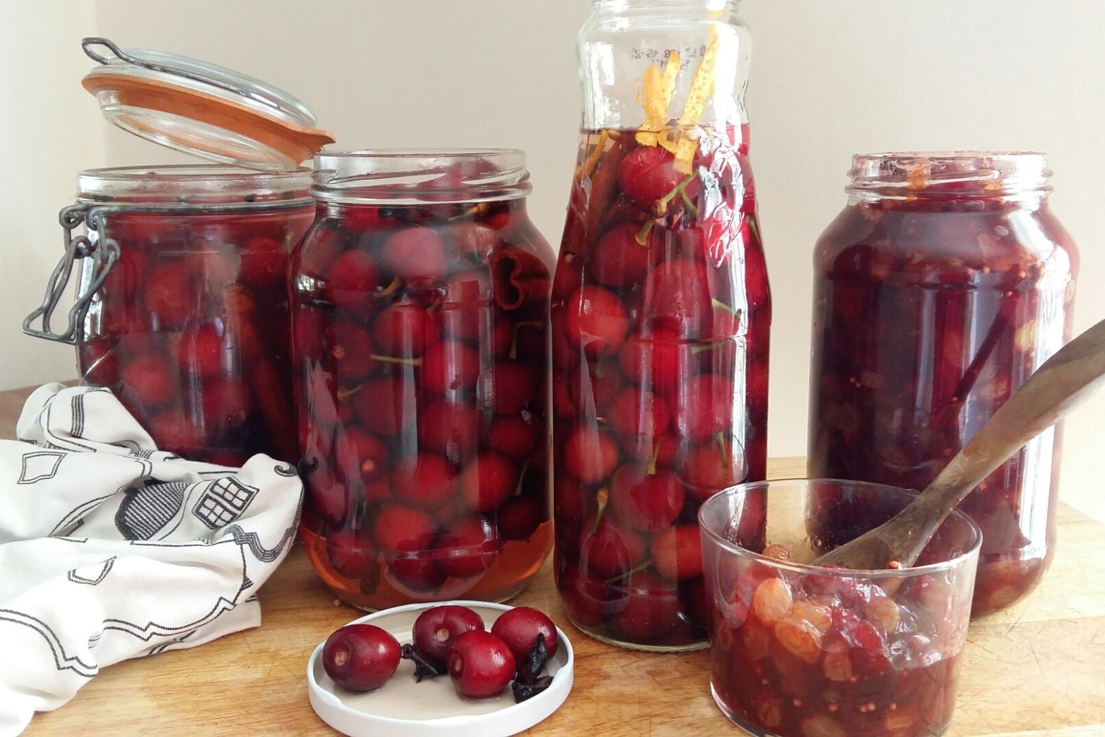 روش درست کردن ترشی آلبالو با سرکه سفید