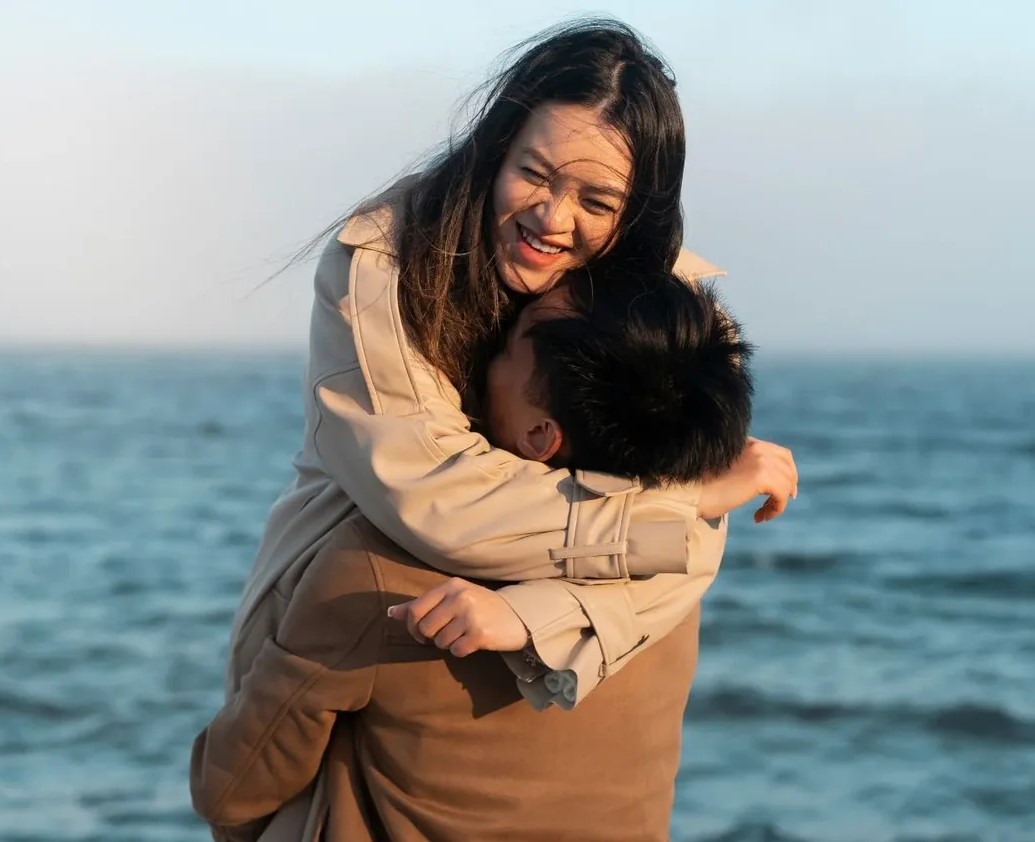 چگونه مرد را عاشق کنیم - نشانه های مرد عاشق