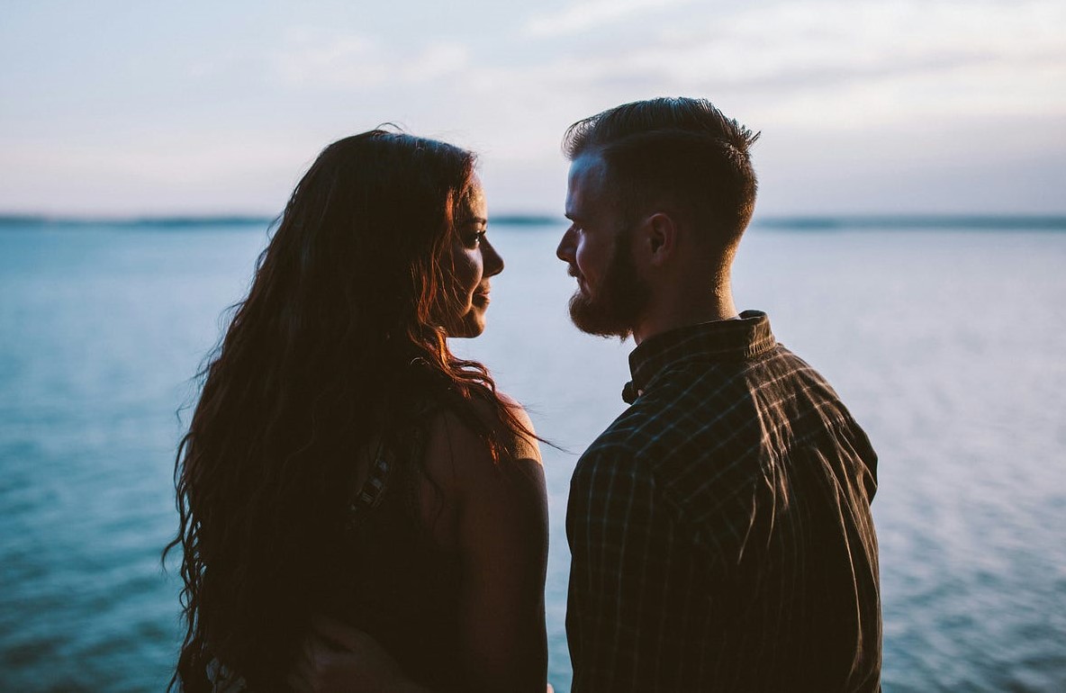 نشانه های علاقه ی مرد - نشانه های مرد عاشق