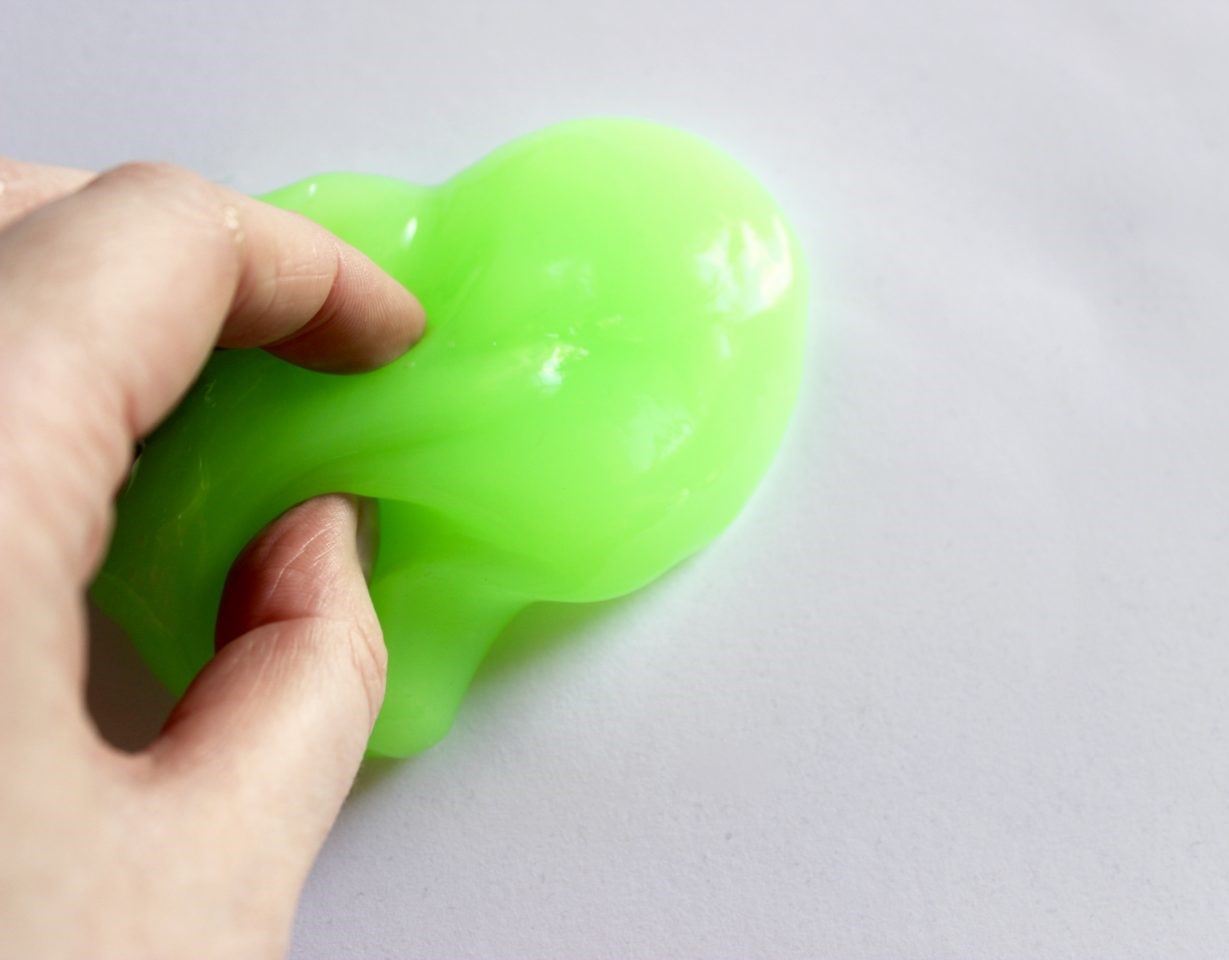 پاک کردن اسلایم از روی مو با روغن نارگیل