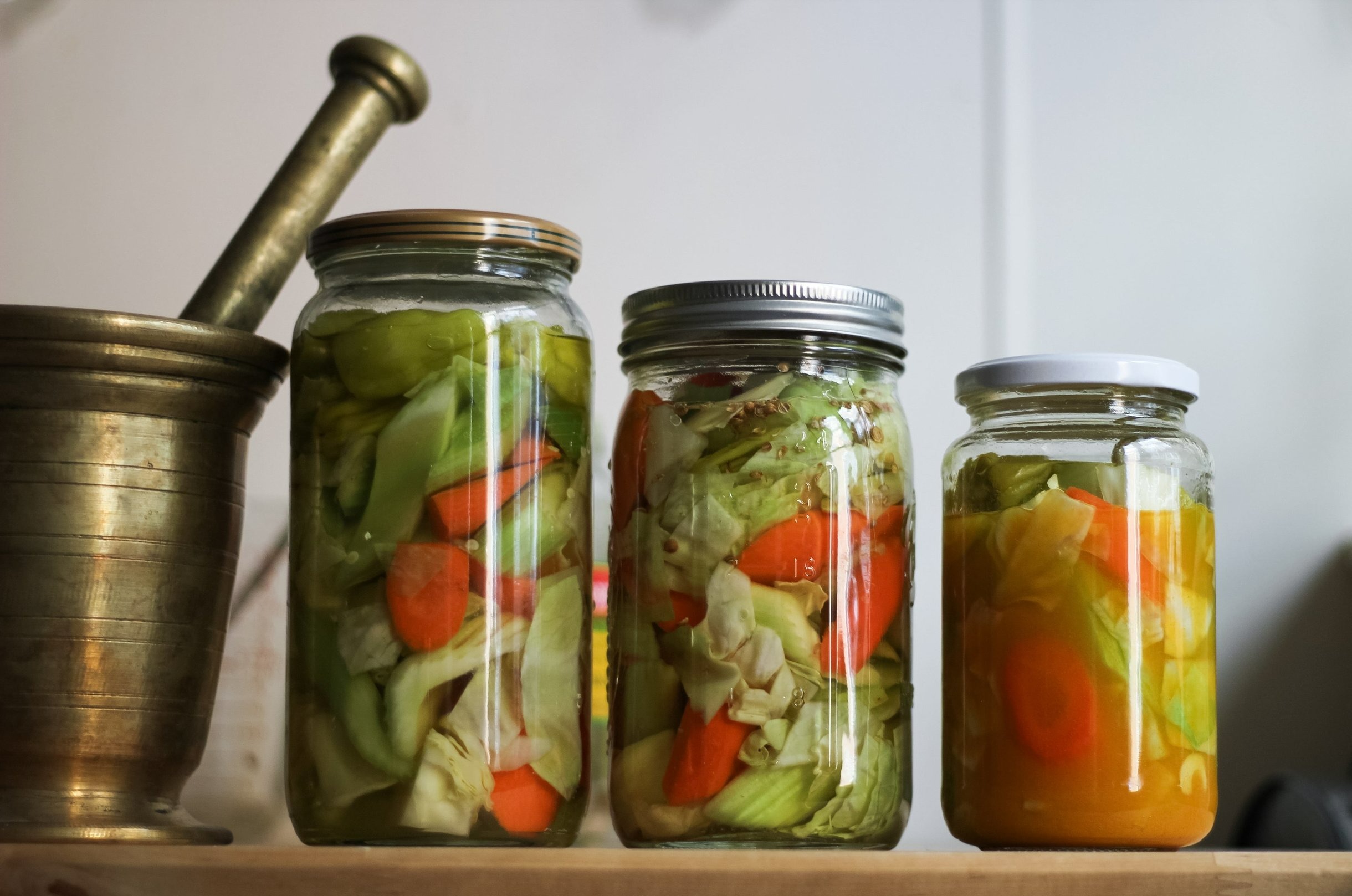 بهترین ظرف نگهداری ترشی چیست ؟ راه ساده و مهم جلوگیری از کپک زدن ترشی