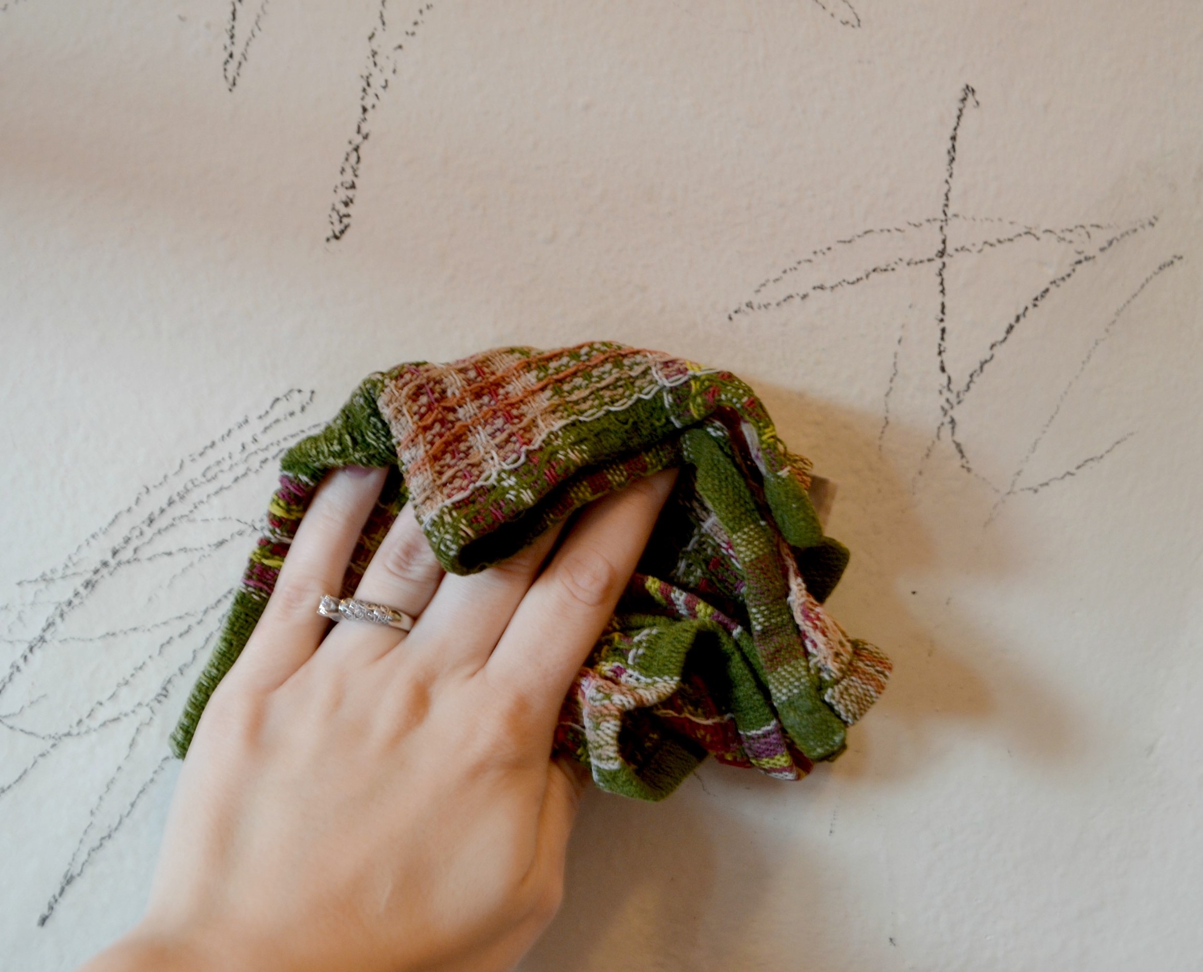 لکه خودکار روی کاغذ دیواری رو با این 5 ترفند راحت از بین ببر