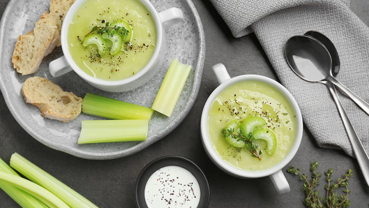 ۵ مدل سوپ با کلم بروکلی با كرفس