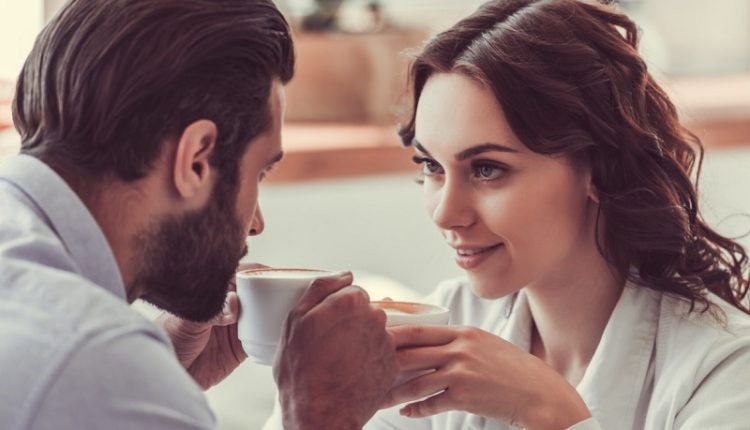 رفتار مرد عاشق در جمع