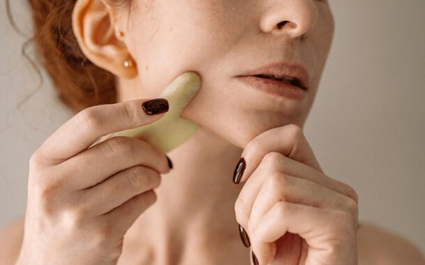 نحوه استفاده از گواشا و فواید گواشا برای پوست