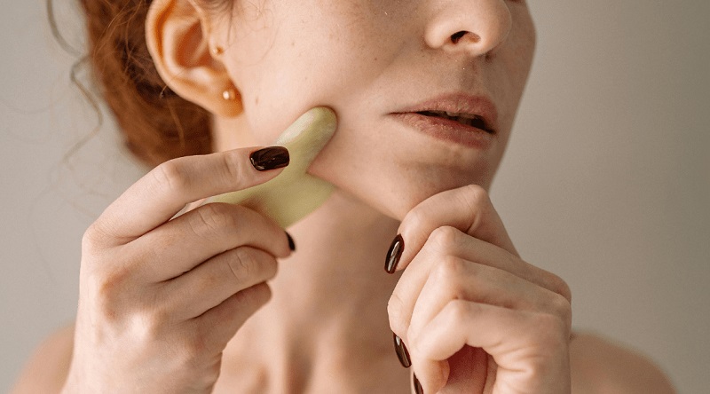 نحوه استفاده از گواشا و فواید گواشا برای پوست